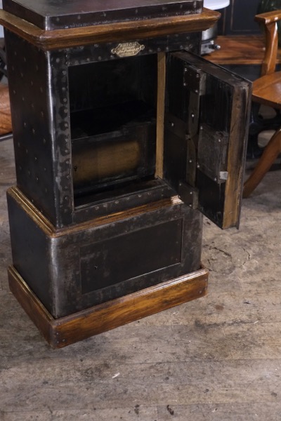 inteieur coffre fort 1800